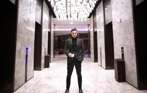 周一围黑色礼服帅气写真图片_2