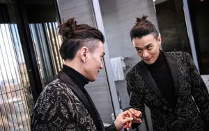 周一围黑色礼服帅气写真图片_5