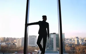 周一围黑色礼服帅气写真图片_7