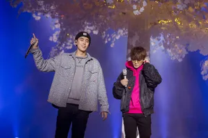 陈翔纪凌尘湖南卫视跨年演唱会舞台帅气图片_7