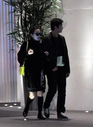 霍思燕挺大肚外出会友男友杜江吞云吐雾