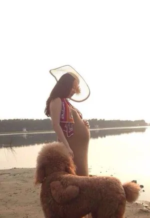 霍思燕杜江晒与爱犬合影庆祝爱犬三周岁