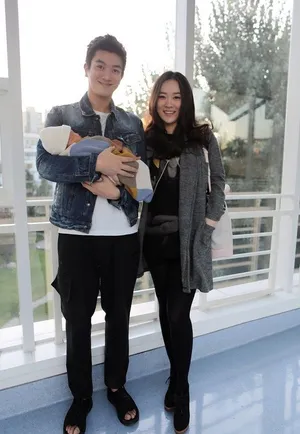 杜江晒儿子全裸照霍思燕手上鸽子蛋超抢眼