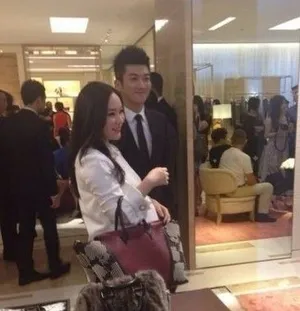 霍思燕挺大肚孕味足与杜江亲密挽手晒恩爱_2