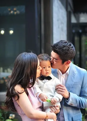 霍思燕杜江为儿子庆生李小璐全家齐祝贺