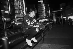 张睿酷帅休闲风夜色街拍图片_4