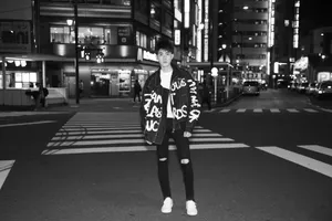张睿酷帅休闲风夜色街拍图片_5