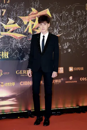 张睿黑色西装活动照图片_3