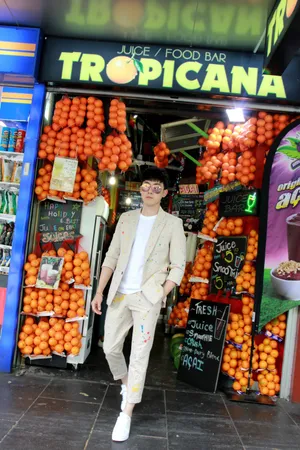 张睿帅气时尚简约风旅拍高清图片第1张