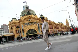 张睿帅气时尚简约风旅拍高清图片_4