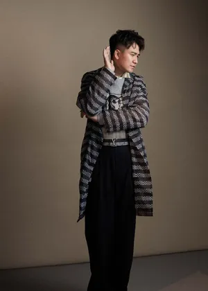翟天临硬朗帅气时尚杂志写真图片_5