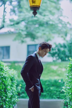 徐正溪优雅绅士范西装写真图片_2