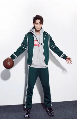 徐正溪帅气运动风写真图片_3
