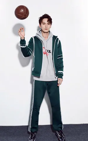 徐正溪帅气运动风写真图片_4