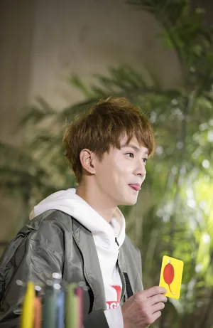 徐正溪帅气节目花絮照图片