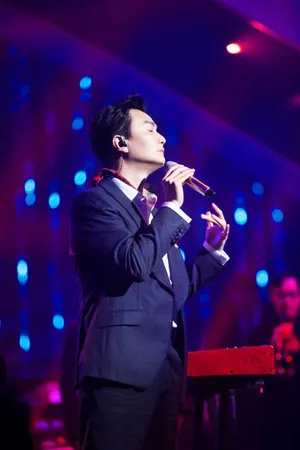 李泉《歌手2》西装帅气图片_6