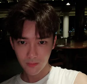 熊梓淇深夜帅气自拍照图片