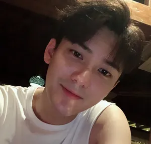 熊梓淇深夜帅气自拍照图片_2