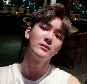 熊梓淇深夜帅气自拍照图片_4