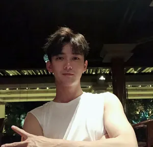 熊梓淇深夜帅气自拍照图片_5