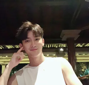熊梓淇深夜帅气自拍照图片_7