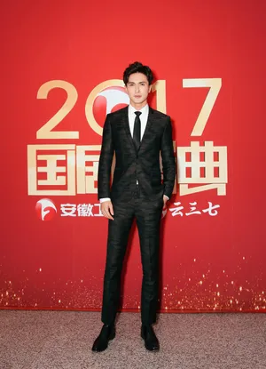 高伟光黑色西装绅士范帅气红毯写真图片_2