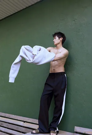 佟梦实运动型男魅力养眼写真大片_2