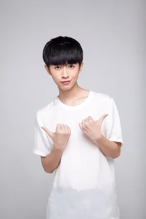 张逸杰白色系暖男范写真高清图片