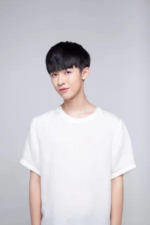 张逸杰白色系暖男范写真高清图片_2