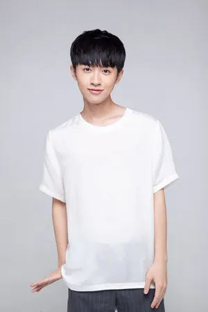 张逸杰白色系暖男范写真高清图片_4