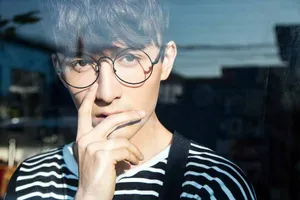 米热圆框眼镜文艺范儿帅气写真图片_3