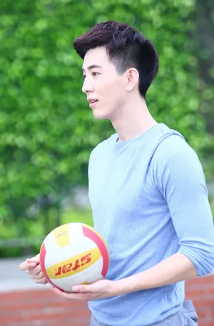 李川休闲帅气户外写真高清图片_2