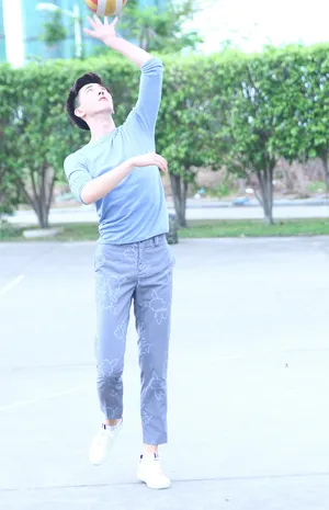 李川休闲帅气户外写真高清图片_3