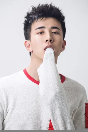 李川时尚潮流套头衫写真随性帅气_1