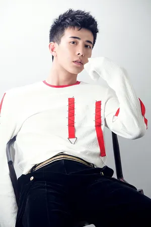李川时尚潮流套头衫写真随性帅气_7