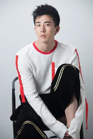 李川时尚潮流套头衫写真随性帅气_8