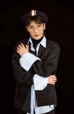 应昊茗帅气潮男时尚穿搭写真图片_2