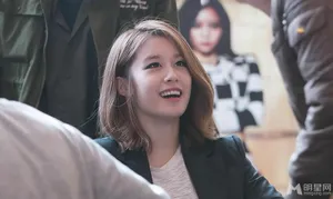 朴智妍《Again》签名会干练西装亮相精致美艳引人注目_2