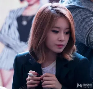 朴智妍《Again》签名会干练西装亮相精致美艳引人注目_3