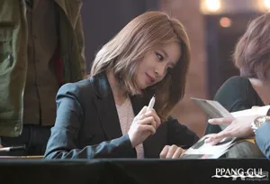 朴智妍《Again》签名会干练西装亮相精致美艳引人注目_15