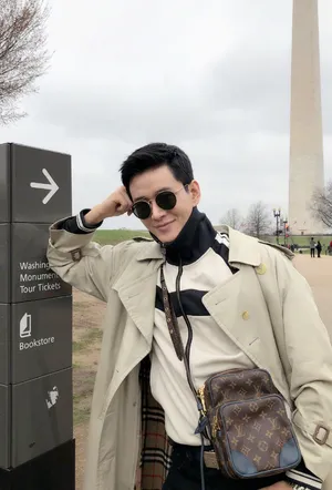 黄宥明米色风衣异国时尚街拍图片_3