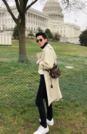 黄宥明米色风衣异国时尚街拍图片_6