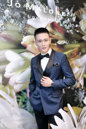 黄宥明蓝色西装活动照图片_2