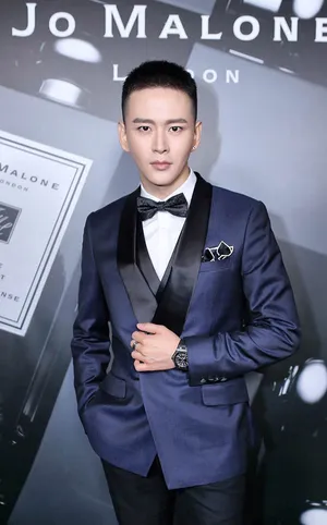 黄宥明蓝色西装活动照图片_3