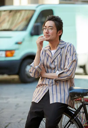 张博米兰街头悠闲迷人街拍图片