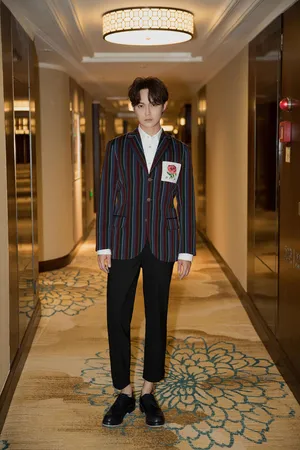 尹正条纹西装魅力写真图片