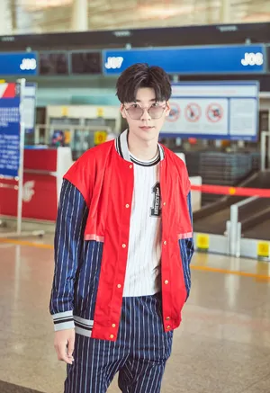 王博文帅气街拍图片_2