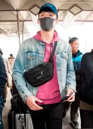 黄景瑜机场粉嫩街拍图片