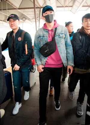 黄景瑜机场粉嫩街拍图片_3