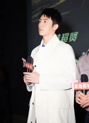 黄景瑜上海路演帅气绅士写真图片_3